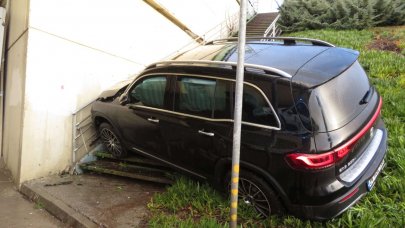 Freni patlayan cip bariyerlere çarptı