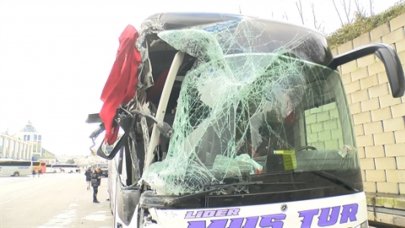 Otogarda iki otobüs çarpıştı!