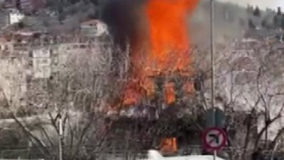 Tek katlı ahşap bina alev alev yandı