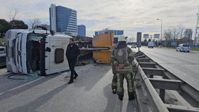 Toprak yüklü hafriyat kamyonu devrildi