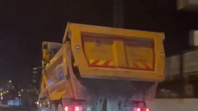 Yola moloz dökerek ilerleyen kamyon şoförü yakalandı