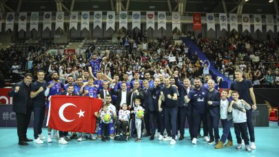 Son şampiyonu set vermeden deviren Halkbank çeyrek finalde!