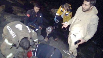 Bacağı sahildeki kayalıklara sıkışan adamı itfaiye kurtardı