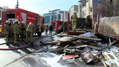 Park halindeki kamyonet birdenbire alev aldı: Trafik tek şeritten verildi