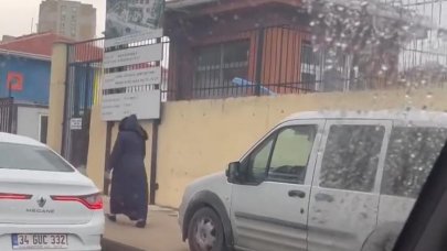 Kaldırımda giden otomobil sürücüsüne para cezası