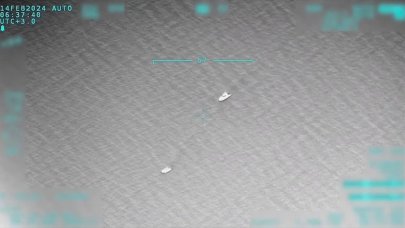 Yunanistan'ın denize bıraktığı bottaki düzensiz göçmenler kurtarıldı