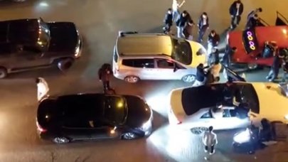 Asker eğlencesinde yolu kapatıp dans ettiler