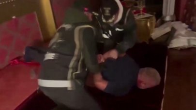 Suç örgütü yöneticisi yatak odasındaki gizli bölmede yakalandı