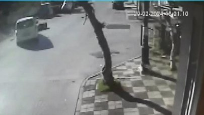 Motosikletli, arabanın altında kaldı!