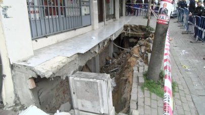 İnsanlar yürürken kaldırım çöktü: 3 yaralı!