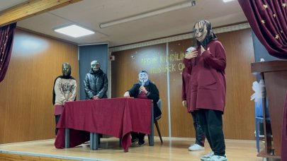Tiyatro ile hem eğlenip hem de öğreniyorlar