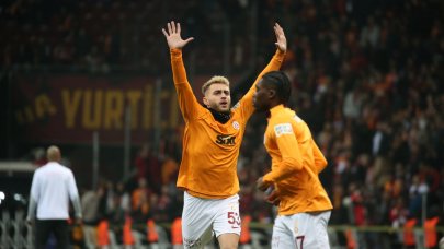 Galatasaray'da derbi öncesi 3 oyuncu kart sınırında!