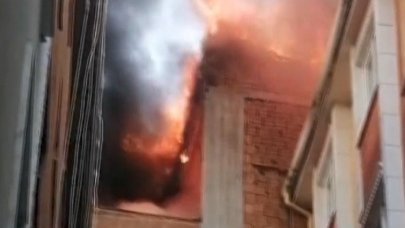 Çatıda başlayan yangın yan binalara da sıçradı