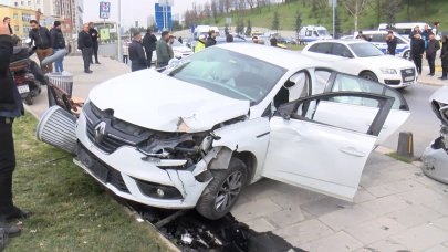 İstanbul'da zincirleme kaza! 4 araç birbirine girdi: 1 ölü