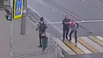 Yaya geçidinde şok kavga! Bir anda araçtan inip saldırdı…