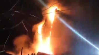 5 katlı binada yangın! İtfaiyenin dar sokaklarla mücadelesi...