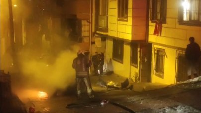 Sürücü, park edilirken yanmaya başlayan araçtan zor kurtuldu!