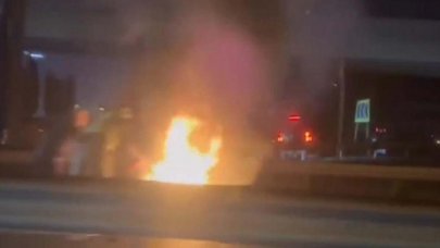 Taksiyle çarpışan motosiklet alev aldı: 2 yaralı