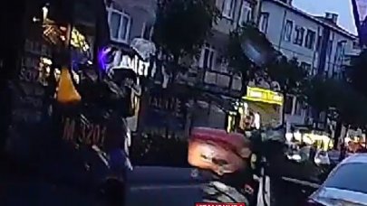 Sürücü bir anda kapıyı açınca motosikletli yere yuvarlandı!