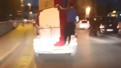 Pikap üzerinde tehlikeli yolculuk