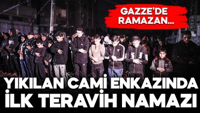 Gazze'de yıkılan caminin enkazında ilk teravih namazı