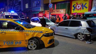 Taksi, park halindeki otomobile çarptı: 1 yaralı