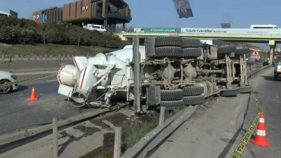 TEM Bağlantı Yolu'nda kaza: Beton mikseri devrildi