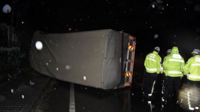 Tekstil malzemesi yüklü kamyon devrildi, sürücü araçta sıkıştı