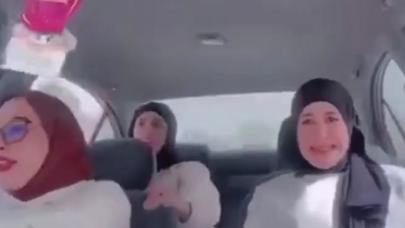 Müziği açıp arabada dans etmek isteyen kızların korkunç kazası..!