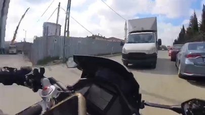 Park halindeki kamyonet yokuşta kaydı, motosikletli ölümden döndü