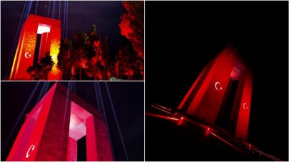 Şehitler Abidesi'ne Türk bayrağı yansıtıldı