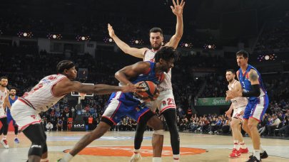 Anadolu Efes, Olympiacos'u devirdi!