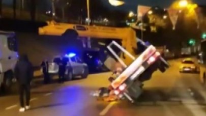 Parti bayraklarını söken vinç devrildi; 2 yaralı