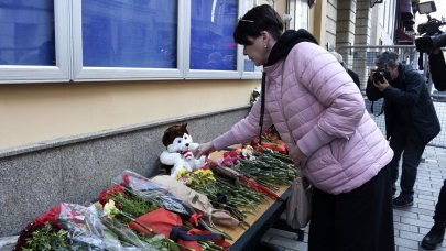 Moskova'daki saldırıda ölenler anısına konsolosluk önüne çiçek bırakıldı
