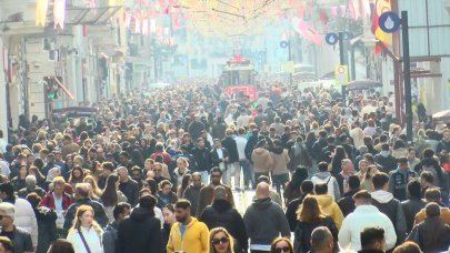 İstiklal Caddesi'nde haftasonu yoğunluğu