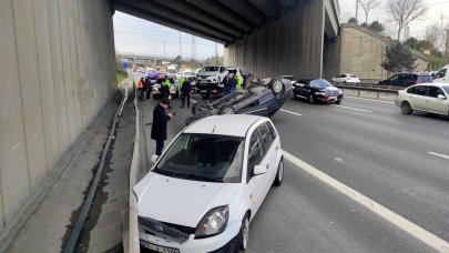 TEM Otoyolu’nda iki araca çarpıp takla attı