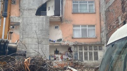 Yıkım yapan kepçe, bitişik apartmandaki mutfak duvarını yıktı