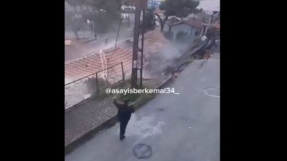 Yol, gecekondunun üzerine çöktü!