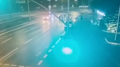 'Dur' ihtarına uymadı, polise çarpıp kaçtı: O anlar kamerada