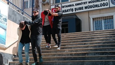 Otomobilde bekleyen kadına bıçak çekerek aracı gasbettiler