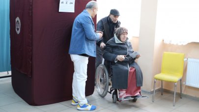 İlk oylar sandıklara düşmeye başladı