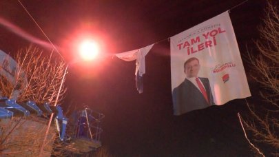 Parti bayrakları ve afişler toplandı