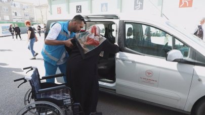 Hastaları 112 ambulans ekipleri sandıklara götürdü