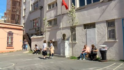 Oylarını kullanıp Paskalya ayinine katıldılar