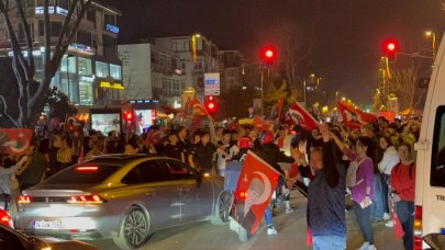 CHP'liler İstanbul'da seçim kutlamasında