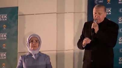 Erdoğan balkon konuşması yaptı! "Dik duracağız, dikleşmeyeceğiz"