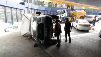 Alt geçide çarpan kamyonet yan yattı