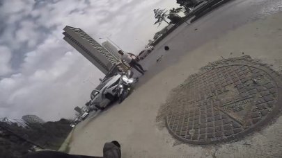 Motosikletlileri görmezden gelen sürücülerin kazaları kamerada