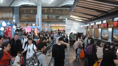 İstanbul Havalimanı'nda bayram tatili yoğunluğu: Kontrol noktalarında kuyruk oluştu