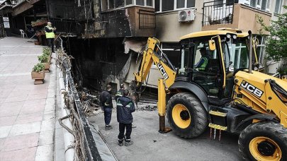 Yanan gece kulübünün binasında çalışmalar sürüyor